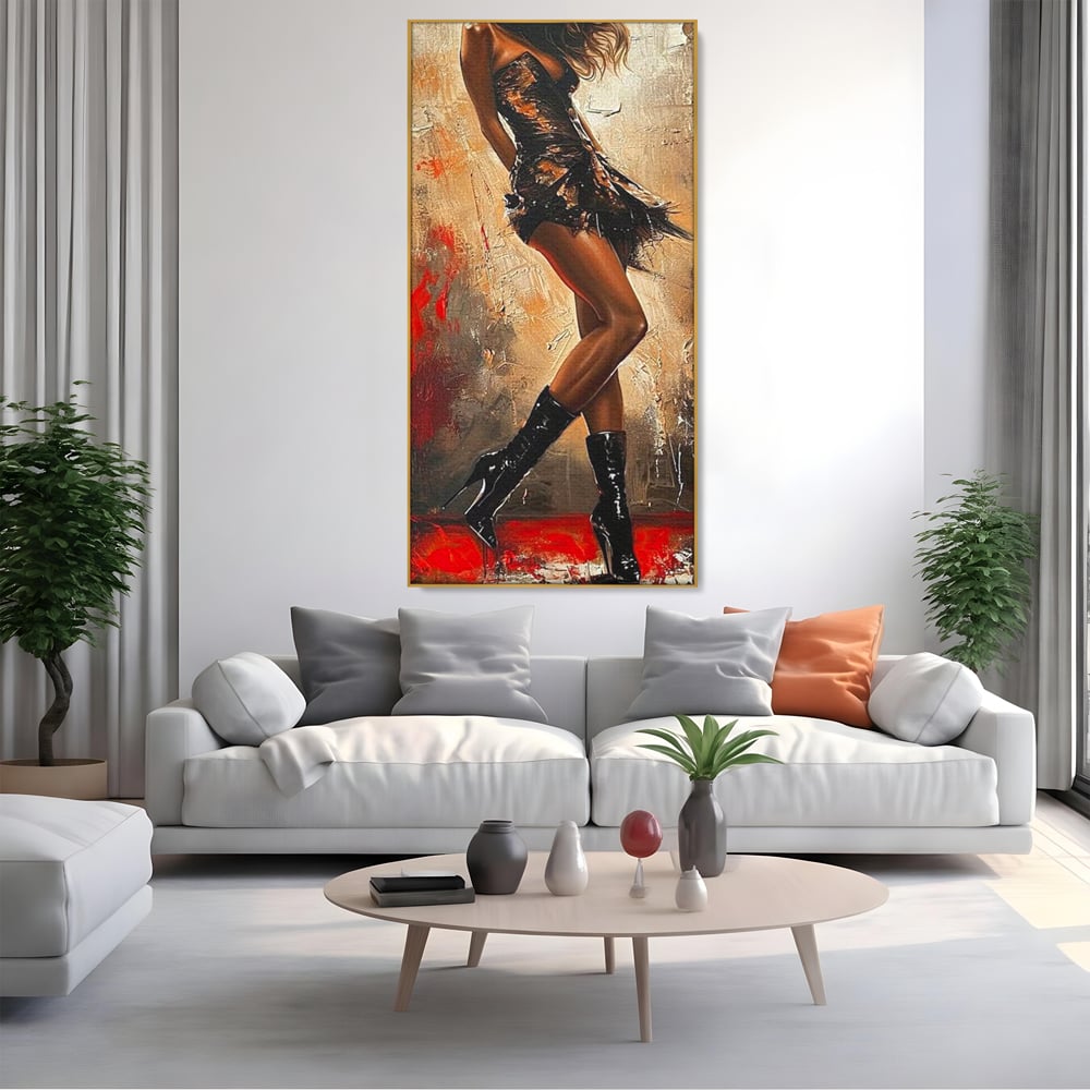 Tablou canvas cu tablou canvas cu silueta de dansatoare, in rama de aluminiu auriu, pe perete intr-un living
